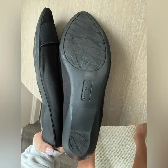 Anne Klein Elegant Black Flats - Picture 2 of 4